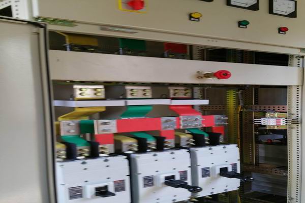 苏尼特左配电柜-了解变频器配电柜的操作步骤做到更